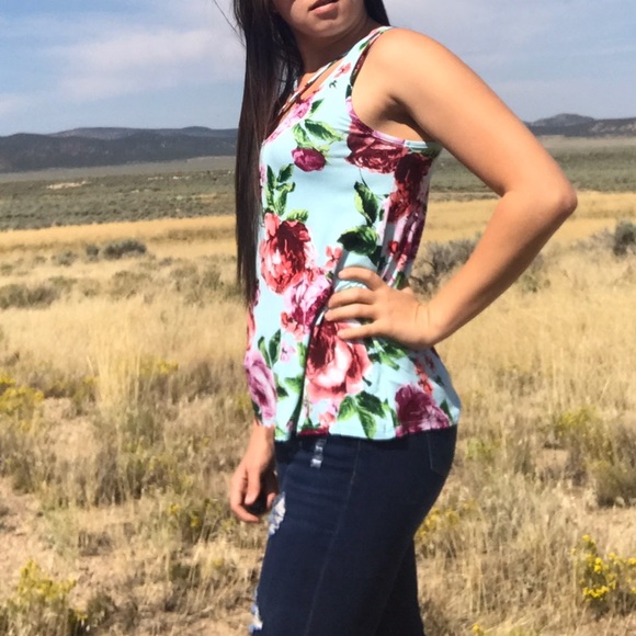 << Pretty as a Rose Criss Cross Front Mint Tank >> - Picture 2 of 7